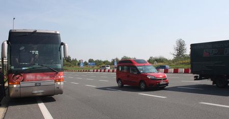 Autobus cofał się na autostradzie