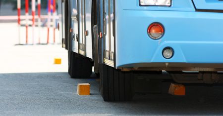 Szczecin: kierowca zignorował czerwone światło. Było już widać pociąg