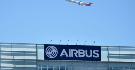 Rosja. Airbus A321. Awaryjne lądowanie w polu kukurydzy. Premier Miedwiediew zapowiedział odznaczenie pilotów