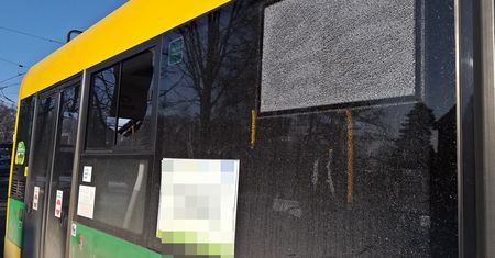 Policja szuka sprawcy, który ostrzelał trolejbus w Tychach