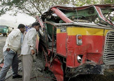 Indyjski autobus wpadł do wąwozu - 21 zabitych