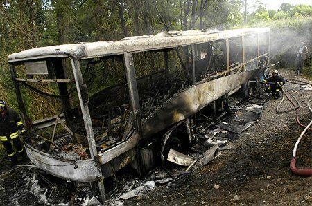 Chcieli uprowadzić autobus, jeden policjant ranny