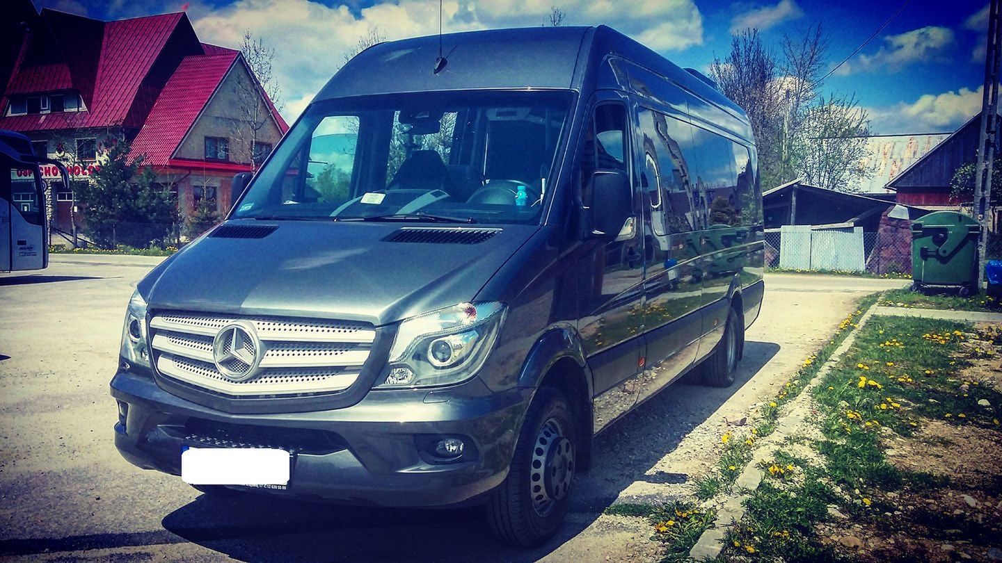 Takim busem więźniowie dojeżdżają do pracy