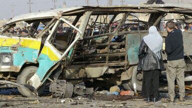 Mikrobus zniszczony w wybuchu