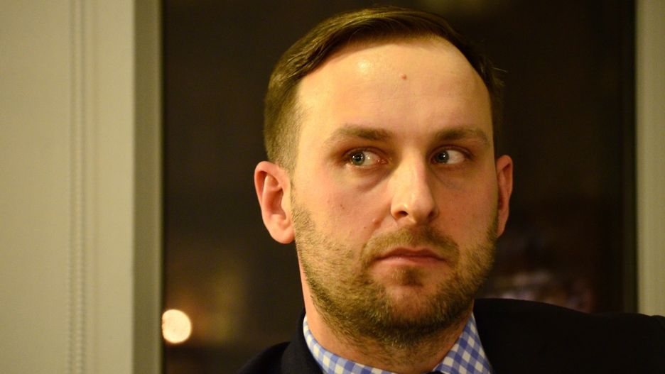 Jarosław Trybuś udostępniając kontrowersyjną grafikę wywołał skandal, po czym usunął wpis