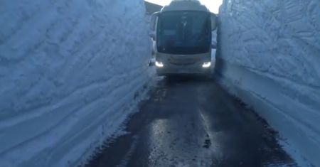 Mistrz kierownicy zmieścił się autobusem między ścianami śniegu. Miał kilka centymetrów przestrzeni