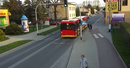 Dla żartu wepchnęła koleżankę pod autobus. Nagranie mrozi krew w żyłach