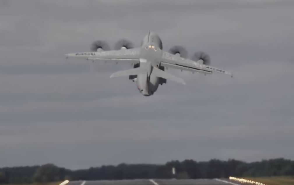 Pilot Airbusa A400M dał popis podczas pokazów. Wystartował prawie pionowo