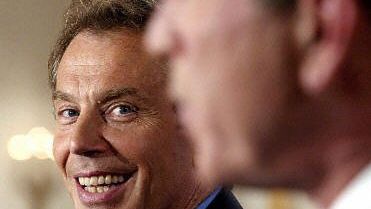 Tony Blair wpatrzony w Georgea Busha