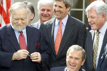 Kerry i Bush idą łeb w łeb