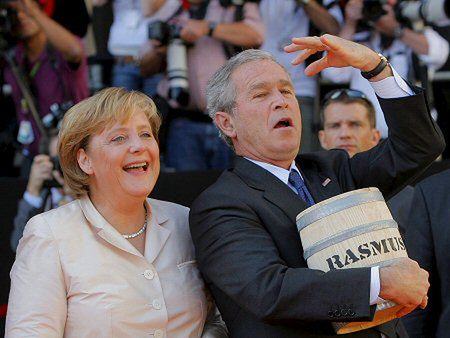 Bush rozpoczął wizytę w Niemczech - spotkanie z Merkel