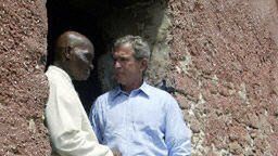 Prezydent Senegalu Abdoulaye Wade i George Bush stoją w "Drzwiach Bez Powrotu", przez które wywożeni z Afryki niewolnicy mieli przechodzić na pokład statków