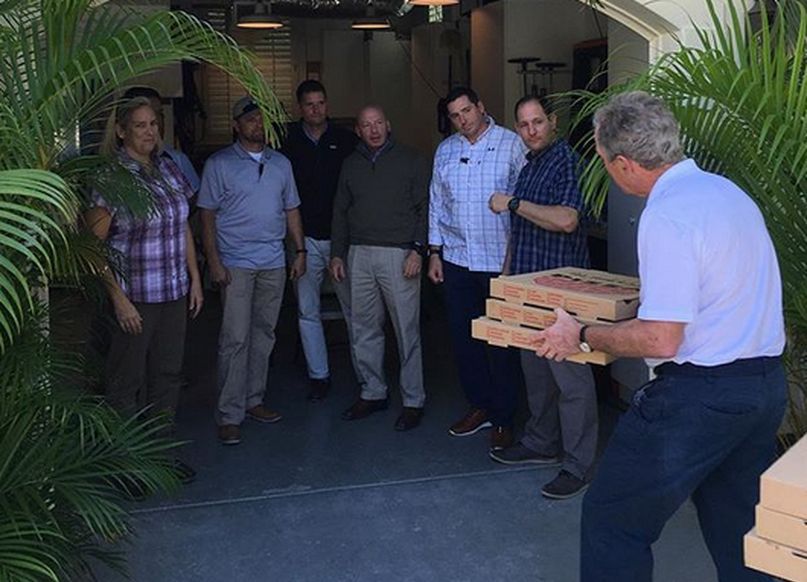 George W. Bush dostarcza pizzę