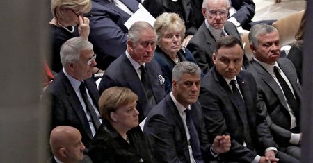 Pogrzeb George'a Busha. Lech Wałęsa jednak z "konstytucją" na piersi