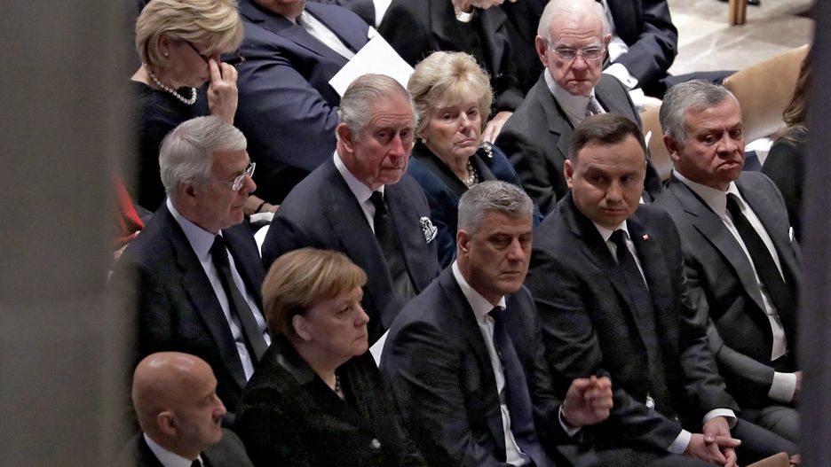 Andrzej Duda na uroczystości pogrzebowej George'a Busha. Obok książę Karol i Angela Merkel