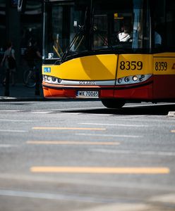 Ochota. Autobus wjechał w zaparkowane samochody