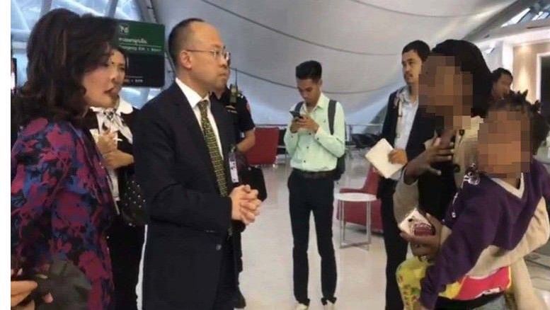 Rodzina z Zimbabwe opuściła lotnisko