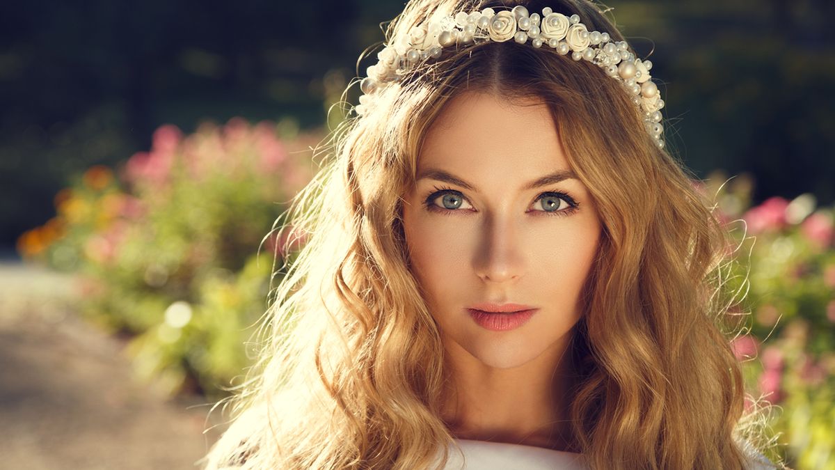 Fryzury ślubne z opaską cieszą się szczególnym powodzeniem u panien młodych boho