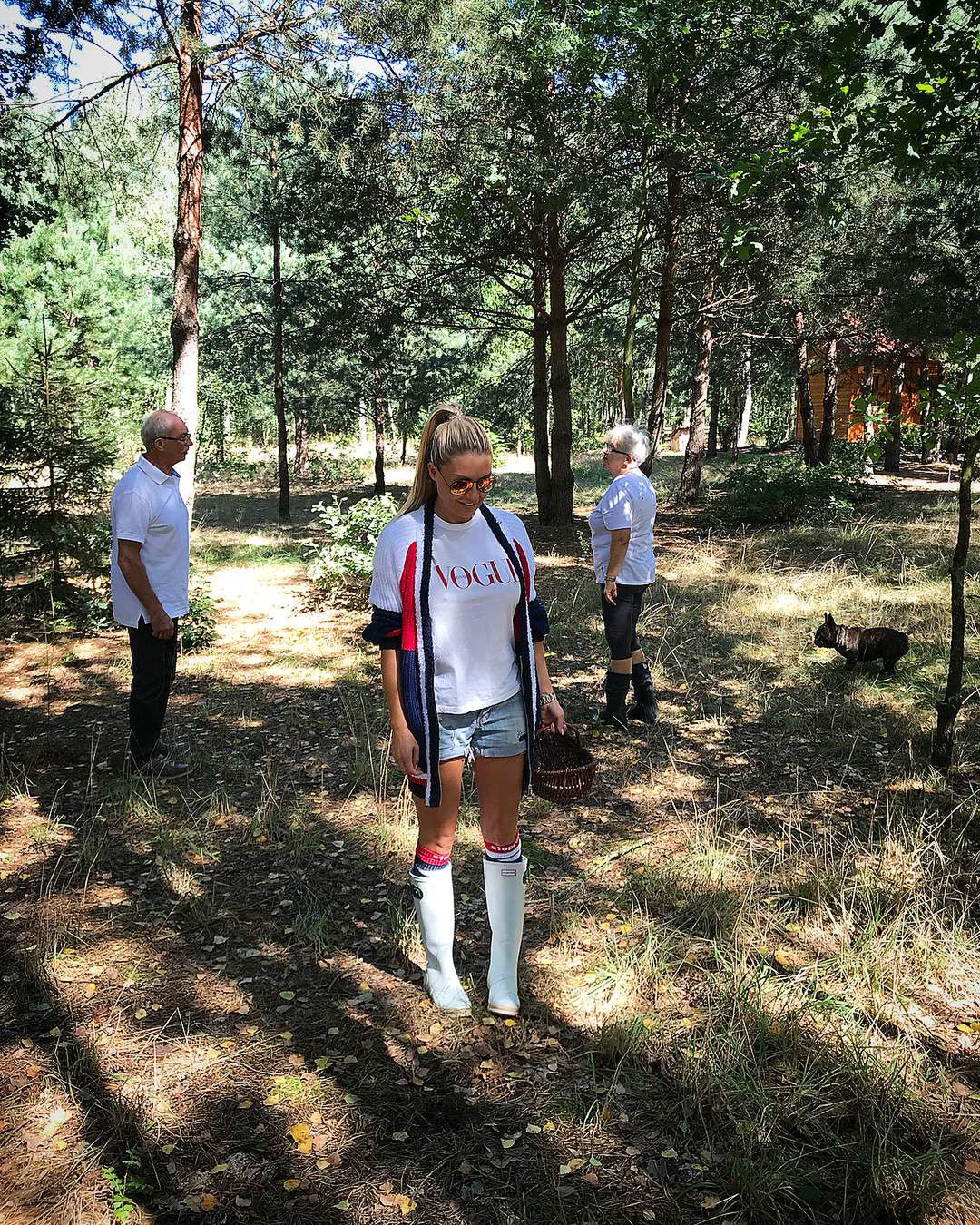 Małgorzata Rozenek i Radosław Majdan w lesie na grzybach
