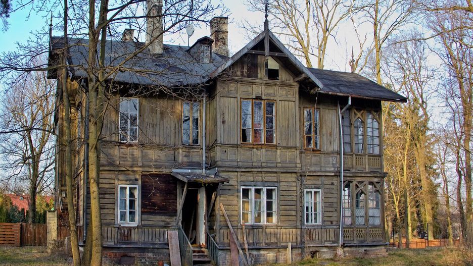 Białołęcki Świdermajer, czyli drewniana willa przy Fletniowej 2 odzyskuje blask dzięki dotacjom SKZ.