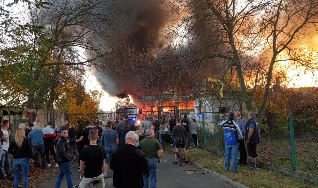 Bytom. Pożar składowiska odpadów. Kłęby czarnego dymu nad Stroszkiem