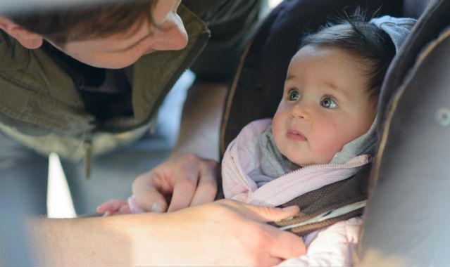 Niemowlęta nie powinny spędzać w samochodowym foteliku więcej niż 30 minut