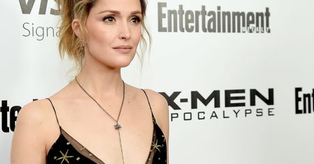 LOOK OF THE DAY: Rose Byrne w gwiazdkach Valentino