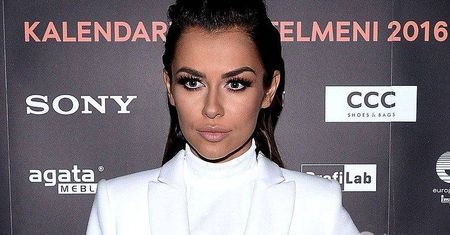 Natalia Siwiec postawiła na biel i drogie beżowe dodatki na premierze kalendarza Dżentelmeni 2016