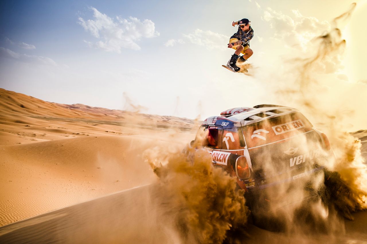 Jedno z lepszych zdjęć Kin przywiózł z rajdu Dakar, które miał okazję relacjonować aż cztery razy. Robił to na zlecenie takich firm, jak: KTM, Husqvarna czy Toyota. Na pierwszy rajd udał się w 2014 roku, kiedy to poznał smak przygody w naprawdę trudnych, gorących warunkach. Zdjęcia z tego wydarzenia są jednymi z najbardziej fascynujących w jego portfolio.