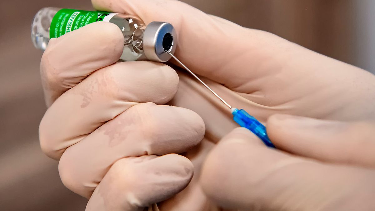 Pełna odporność po szczepionkach na COVID-19. Po ilu dniach można czuć się bezpiecznie w towarzystwie?