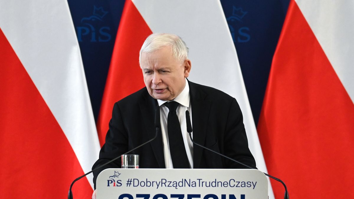 Szczecin, 02.10.2022. Prezes Prawa i Sprawiedliwości Jarosław Kaczyński podczas spotkania z mieszkańcami miasta na Uniwersytecie Szczecińskim, 2 bm. (amb) PAP/Marcin Bielecki