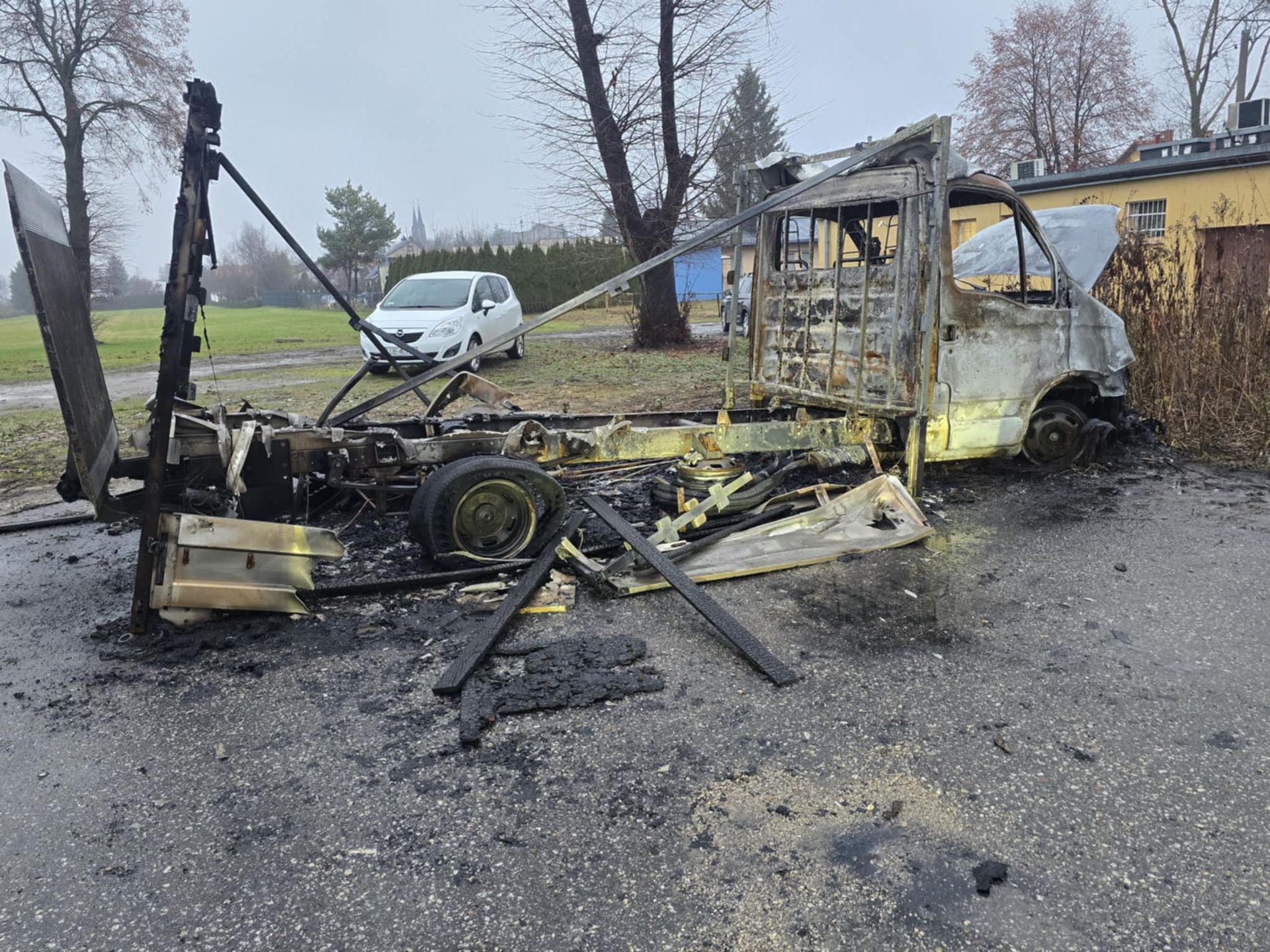 Pożar samochodu przy stacji kolejowej w Lublinie. Iveco spłonęło doszczętnie