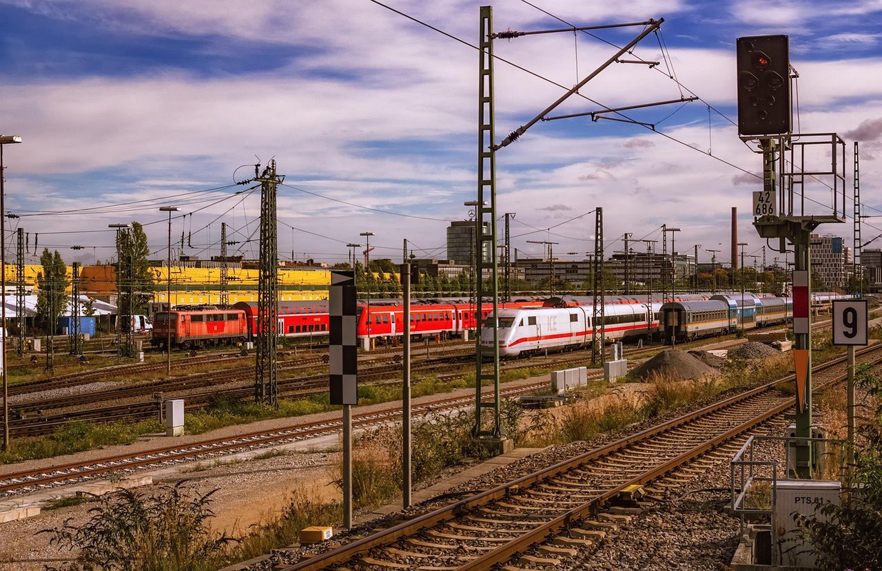 Piętrowe pociągi dla PKP Intercity powstaną na Mazowszu. Kiedy pierwsi podróżni wsiądą na ich pokłady?