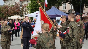 Z biało-czerwoną w sercu i na ramieniu. Ślubowanie kadetów klas wojskowych i policyjnych w Wadowicach