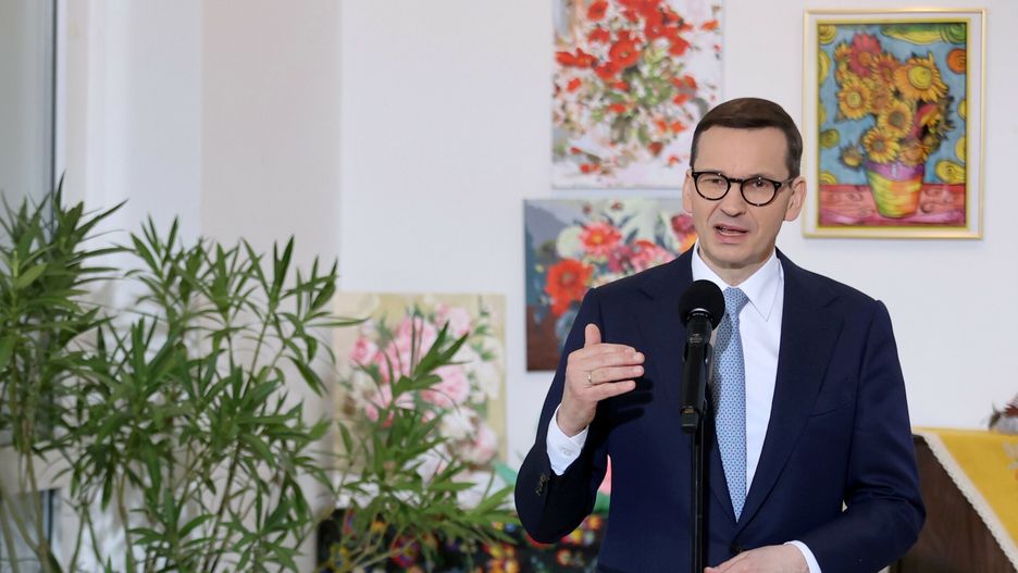 Premier Morawiecki z wizyt? w Domu SenioraFot. Piotr Molecki/East News, Wola Karczewska, 06.04.2022. Wizyta premiera Mateusza Morawieckiego (n/z) w w Dziennym Domu "Senior+" w Woli Karczewskiej.Piotr Molecki