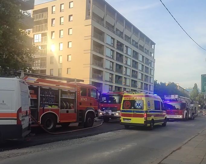 Pożar mieszkania na warszawskiej Woli. Ranny funkcjonariusz straży pożarnej