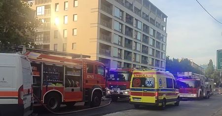 Pożar mieszkania na warszawskiej Woli. Ranny funkcjonariusz straży pożarnej