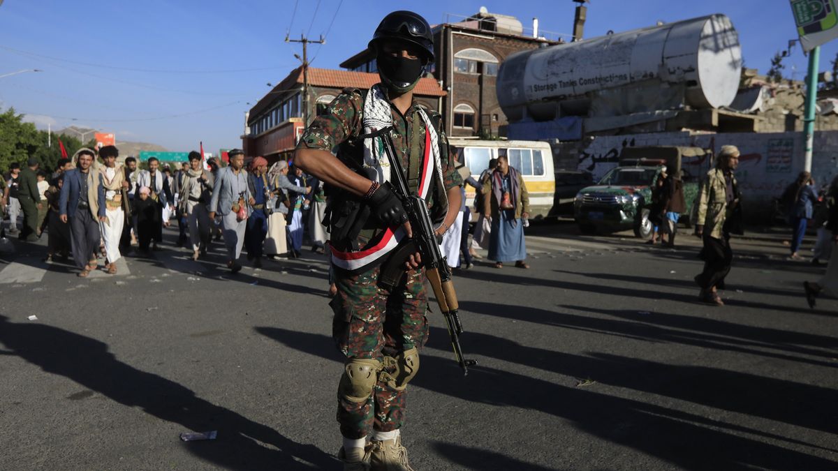 A Houthi soldier stands guard during a protest against recent US-UK actions against Houthis over shipping attacks, in Sana'a, Yemen, 26 January 2024. Thousands of supporters of Yemen's Houthis massed in Sana'a to protest against the USA and UK- imposed sanctions on four Houthi military figures and the US designation of the Houthis as a global terror group amid the escalation in the Houthis' attacks on commercial shipping in the Red Sea and the Gulf of Aden. The top leader of Yemen's Houthis, Abdul-Malik al-Houthi, said that his group has fired more than 200 drones and 50 missiles at "Israeli-linked" ships in the Red Sea since November 2023, when the Houthis initiated a series of attacks against Israel and commercial shipping in the Red Sea in retaliation for the Israeli bombardment of the Gaza Strip. EPA/YAHYA ARHAB Dostawca: PAP/EPA.