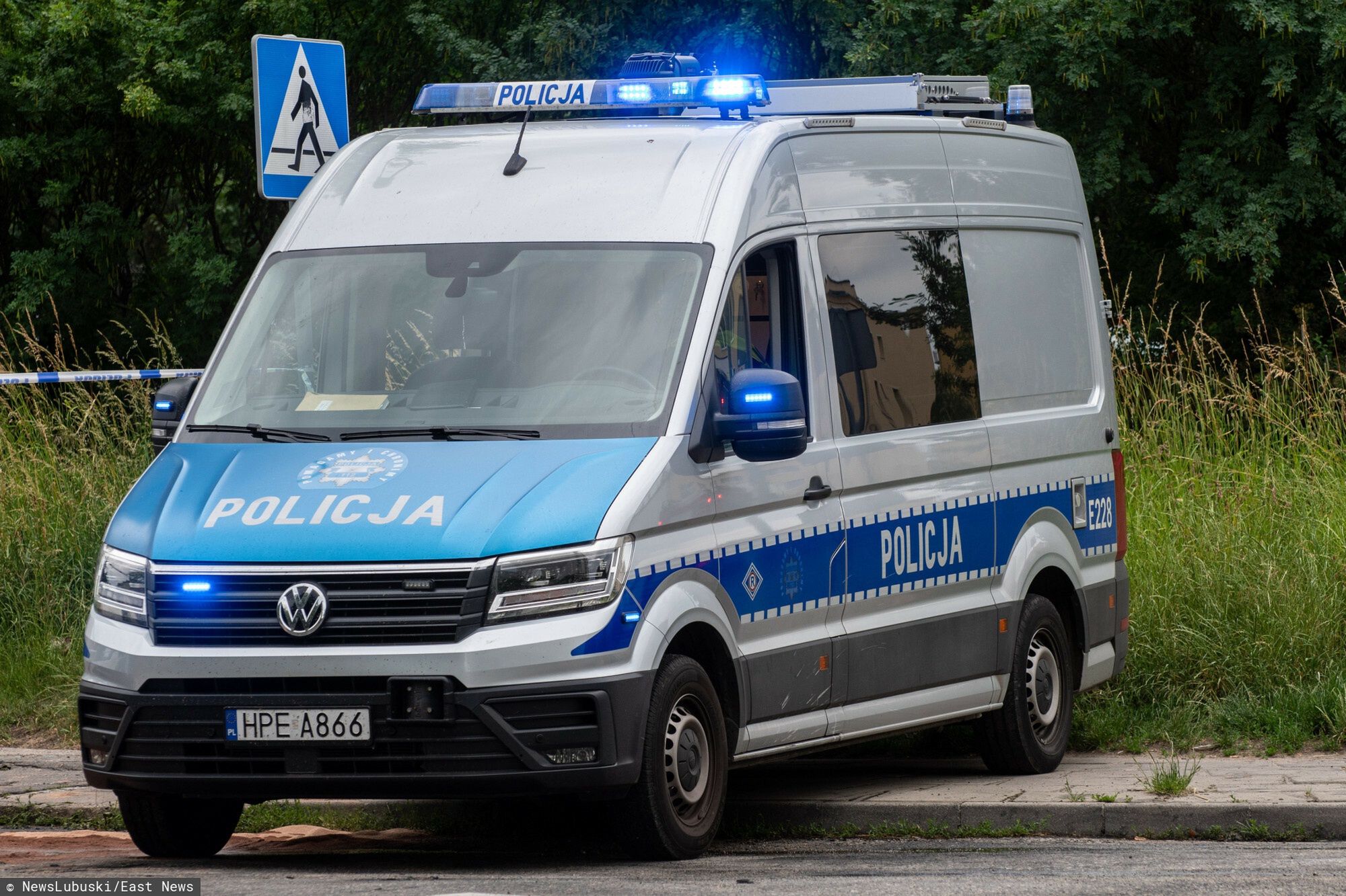 Zielona G�ra. Wybuch benzyny w samochodzie
Fot. NewsLubuski/East News, Zielona Gora, 05.06.2024. Wybuch i pozar samochodu osobowego marki Volkswagen na ulicy Partyzantow w Zielonej G�rze. 39-letni kierowca splonal zywcem, zweglone cialo zostalo zabezpieczone. W srodku przewozone byly dwa kanistry z benzyna. Przyczyny tragedii bedzie wyjasniac policja i prokuratura. Na miejscu pracowaly 3 zastepy strazy pozarnej.
NewsLubuski