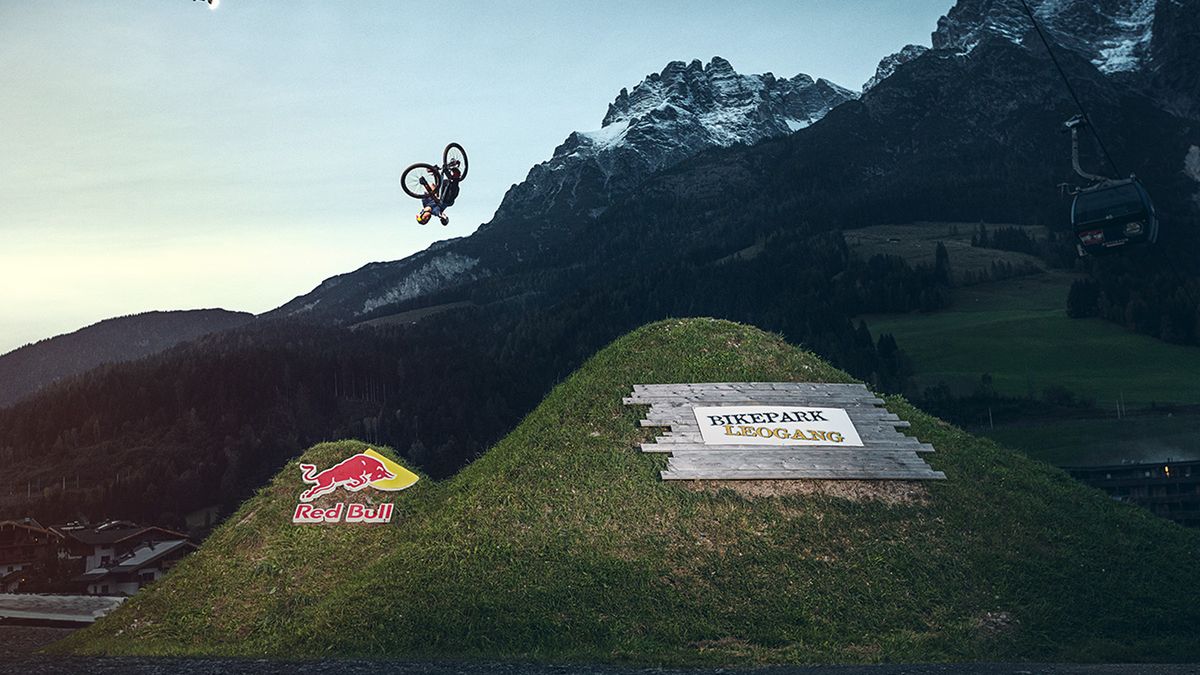 Fotografowanie rowerzysty z błyskiem na... dronie 1