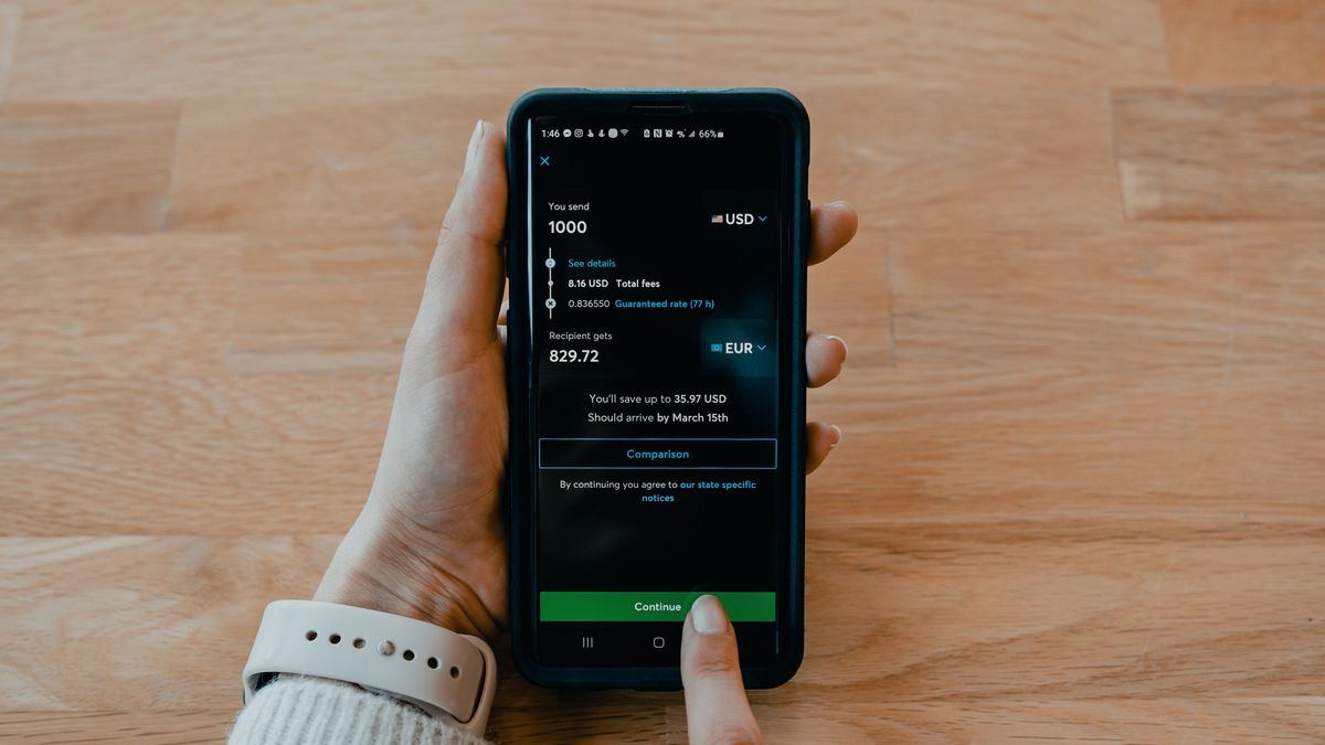 Kiedy przelew dotrze na konto odbiorcy? Wszystko zależy od rozkładu sesji w bankach.