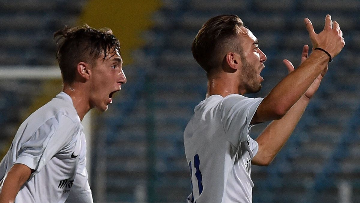 Andrea Rinaldi (z prawej) cieszy się po strzelonej bramce 