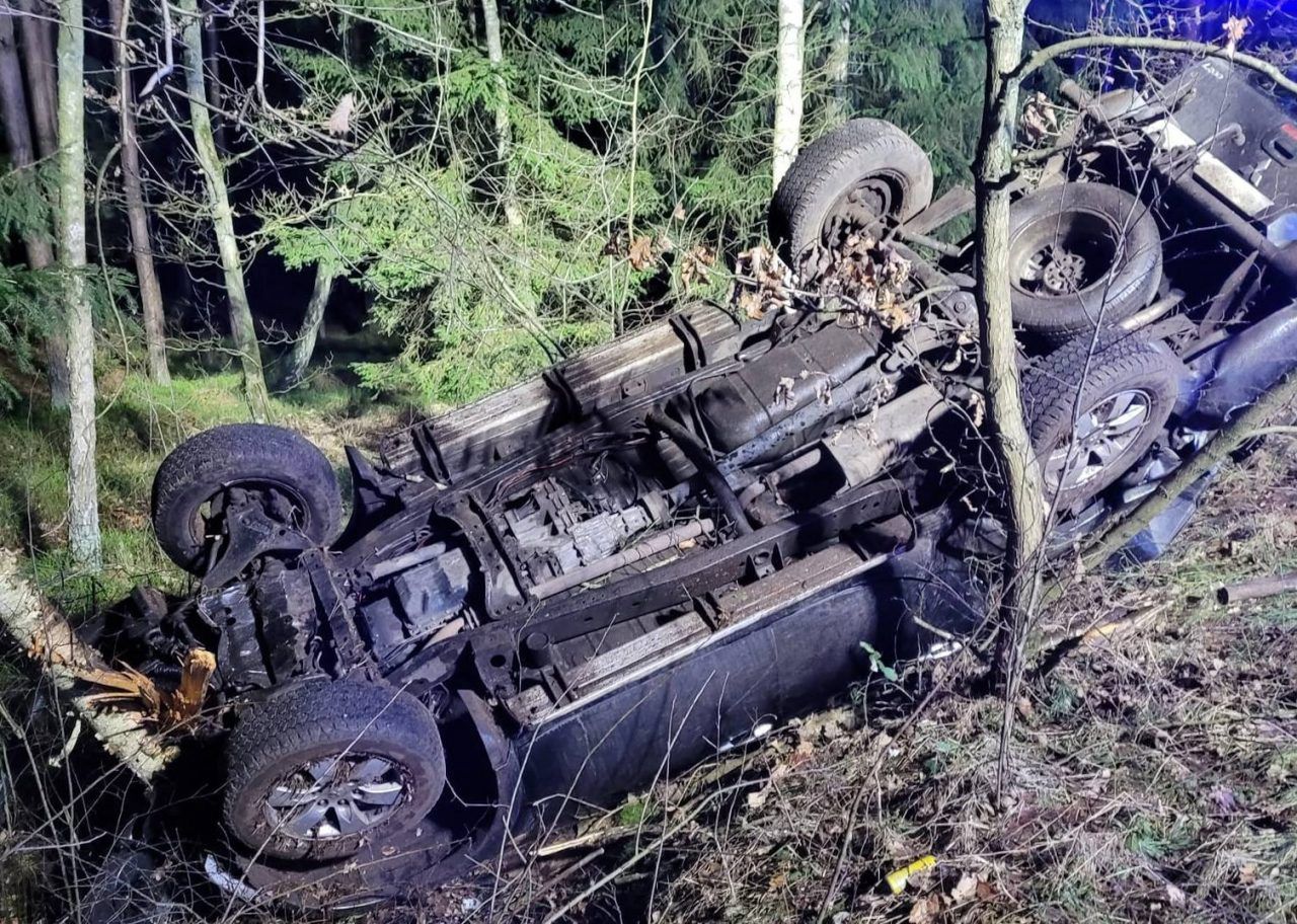 Auto wypadło z drogi i dachowało. Jedna osoba nie żyje