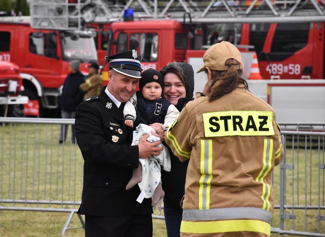 Nowy Staw: Powiślańsko-Żuławski Piknik OSP. Czerwono od samochodów, smacznie dzięki KGW i dużo muzyki. Tylko pogoda się nie dopasowała