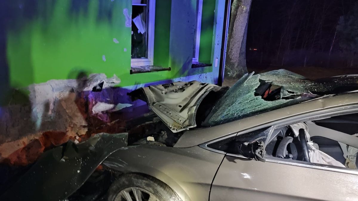 Hyundai wbił się w budynek szkoły w miejscowości Bałucz