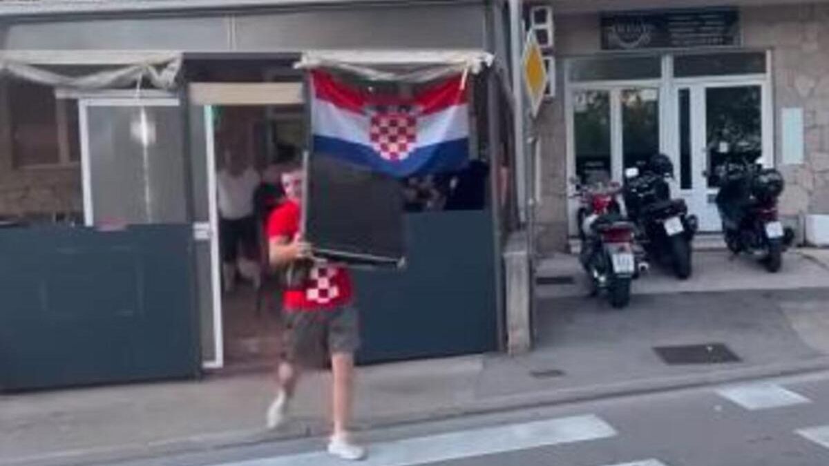 Kibic reprezentacji Chorwacji z telewizorem w rękach