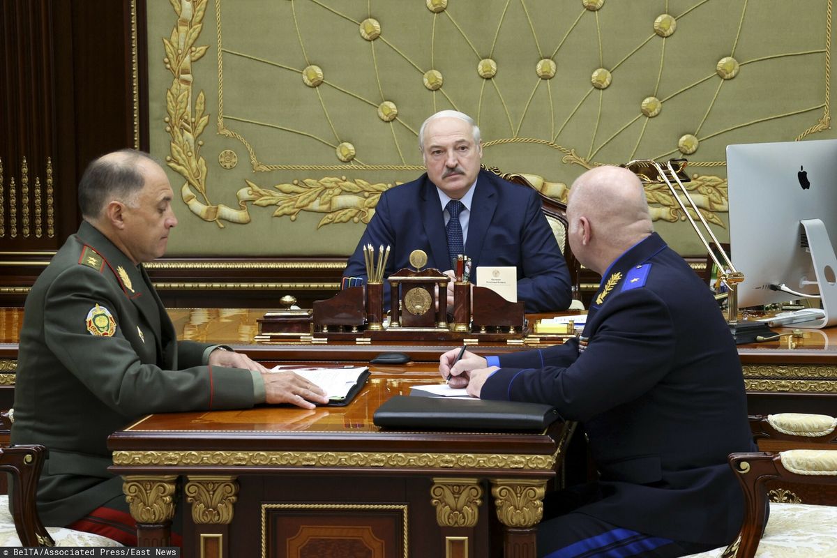 Na zdjęciu po lewej stronie białoruski generał major Aleksandr Wolfowicz 
