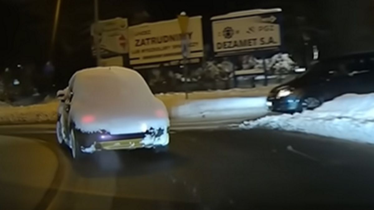 Tył auta i dach były zaśnieżone