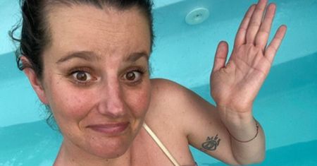 Zofia Zborowska narzeka z basenu na niemożność zobaczenia stóp i zdradza: "Piersi urosły mi z 4 ROZMIARY!" (FOTO)