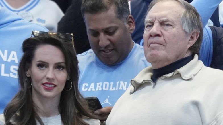 Bill Belichick z młodszą partnerką na meczu